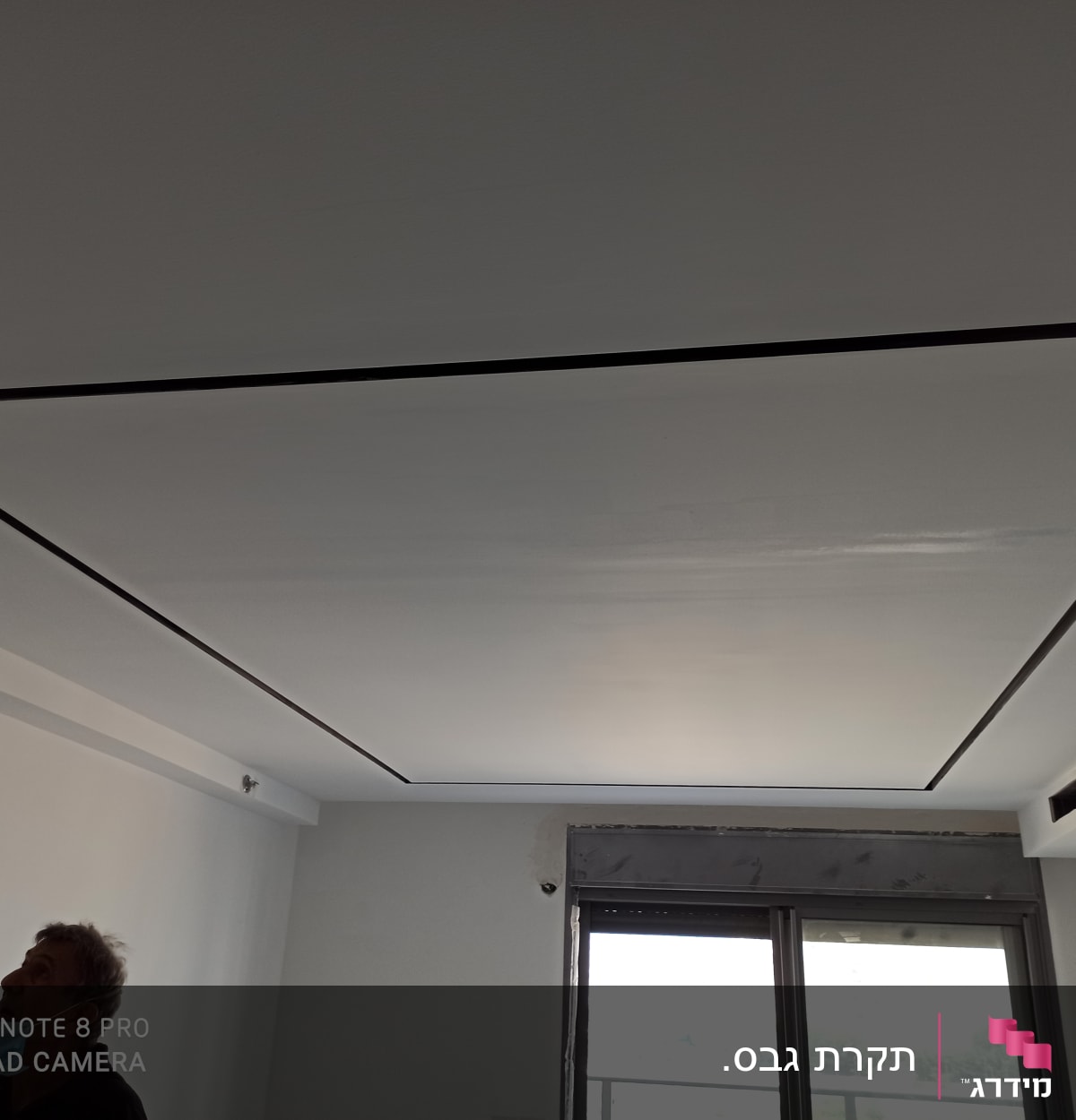 תקרת גבס עם חריצים בחדר